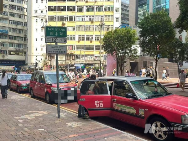 炒股配资门户网站 出租车牌照价格从700万港元跌到200万港元：Uber与高德网约车“夹击”，香港出租车行业如何突围？